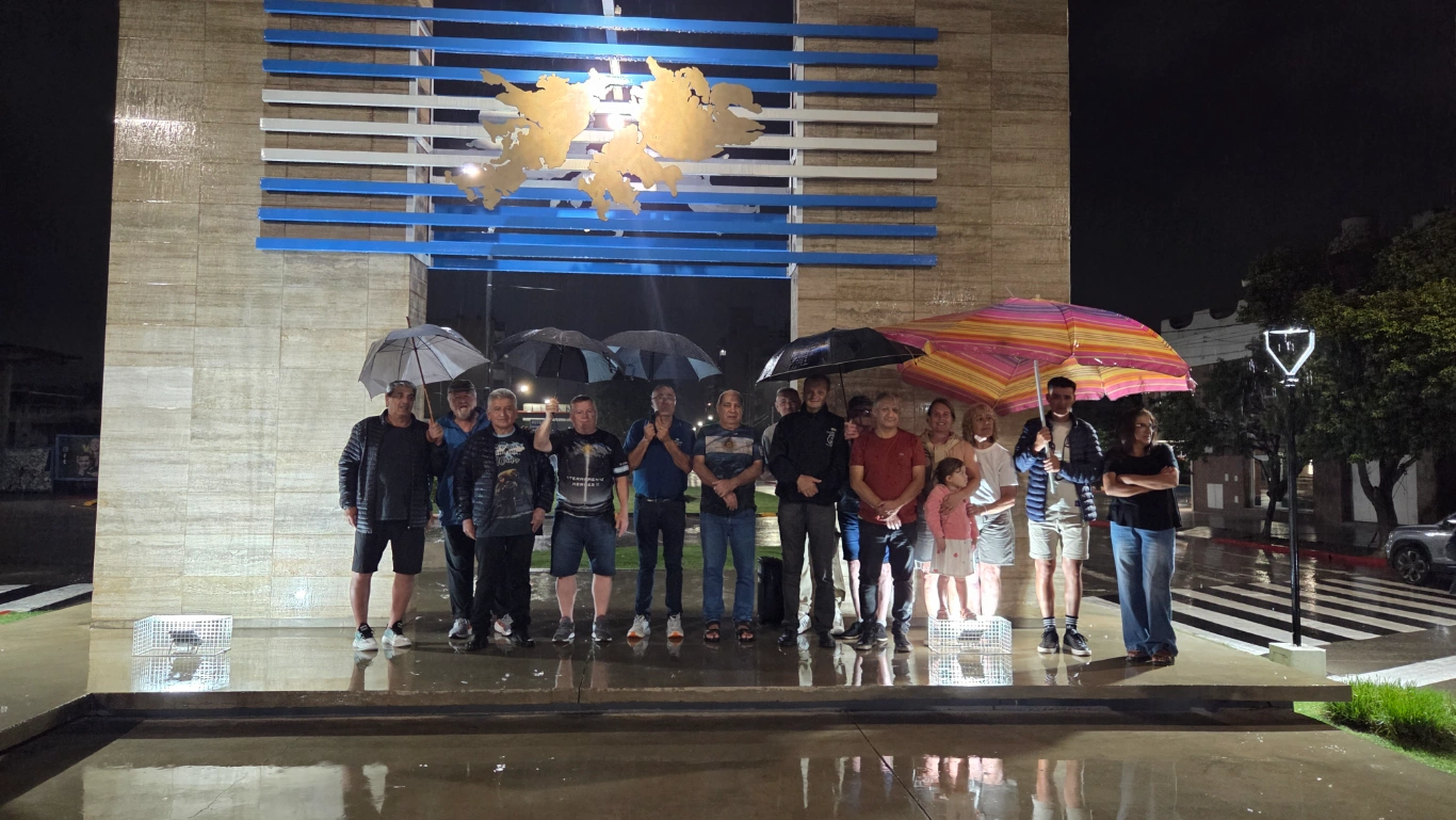 Y todos, entonces, elevan la voz, cantan y juran con gloria morir