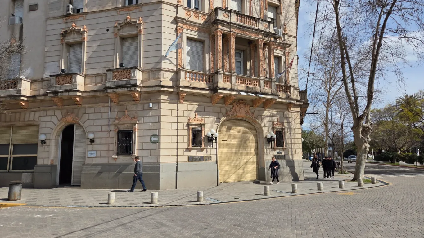 Le labraron un acta a un vecino que tiró basura a la calle