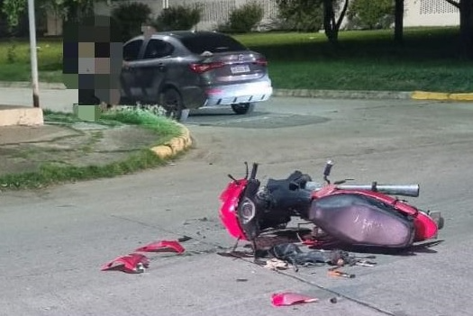 Chocó en moto y se fracturó el fémur