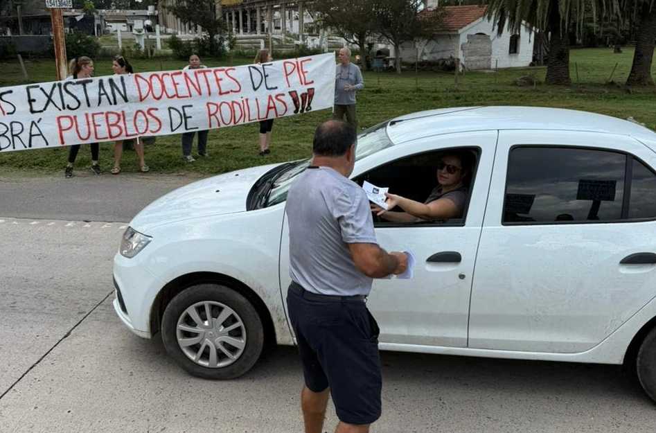 Docentes y jubilados se manifestaron por mejores salarios