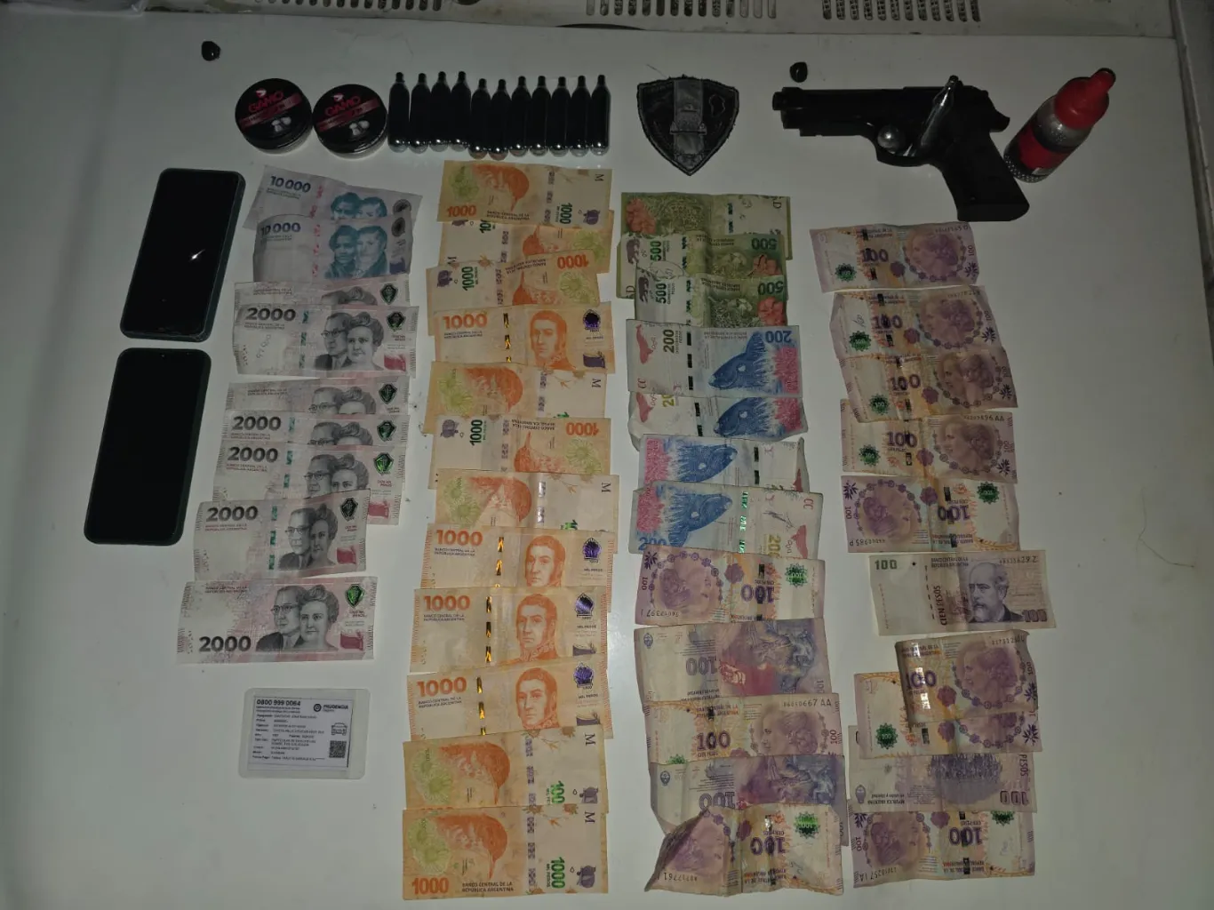 Amenazaron a una mujer con una réplica de arma y lograron detenerlos