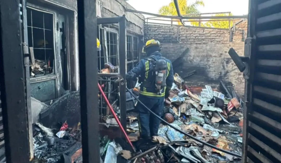 Bomberos controlaron un incendio que dañó gran parte de una vivienda en Villa Nueva