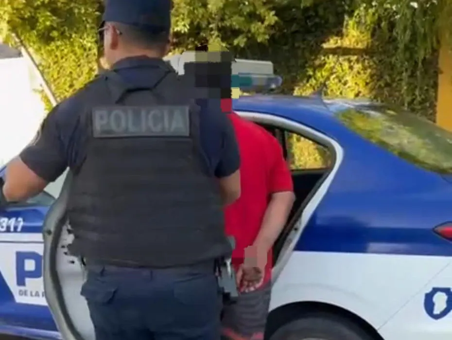 Discutió con otro hombre, le hizo un corte en un dedo y lo detuvieron