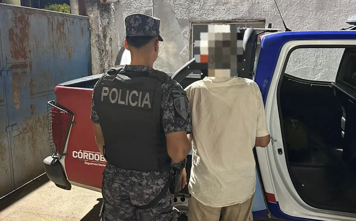 Tiene 81 años, amenazó a su hijo y nieto con un cuchillo y lo arrestaron