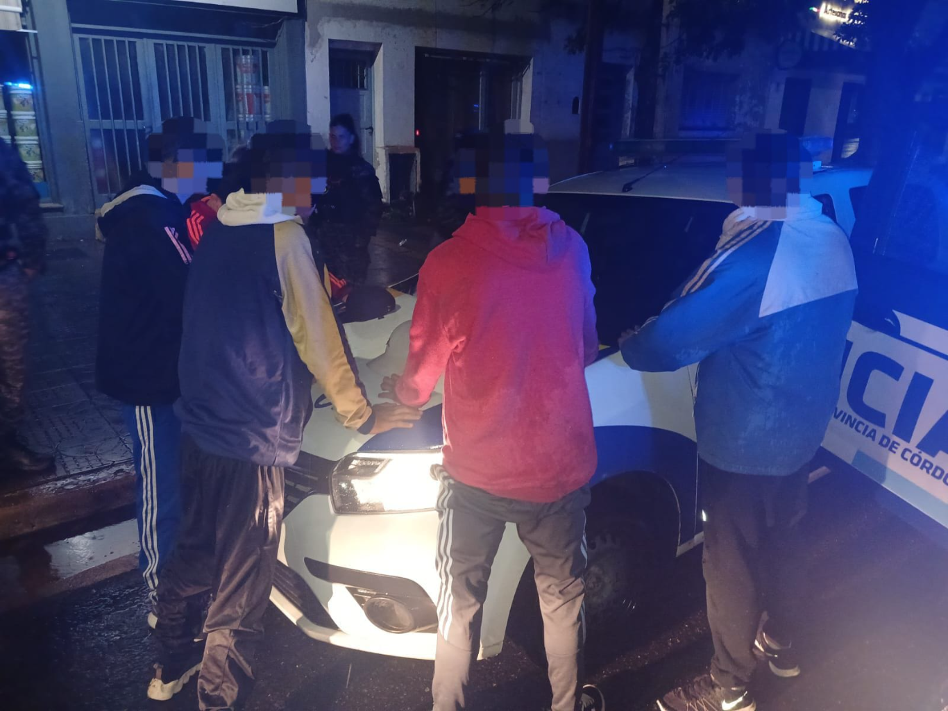 Trasladaron a cinco jóvenes que intentaban levantar portones de domicilios