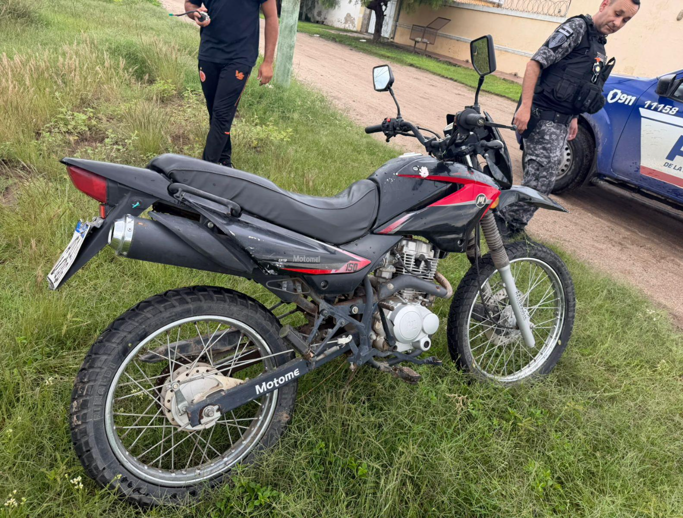Policías recuperaron una moto que había sido robada por levantaportones