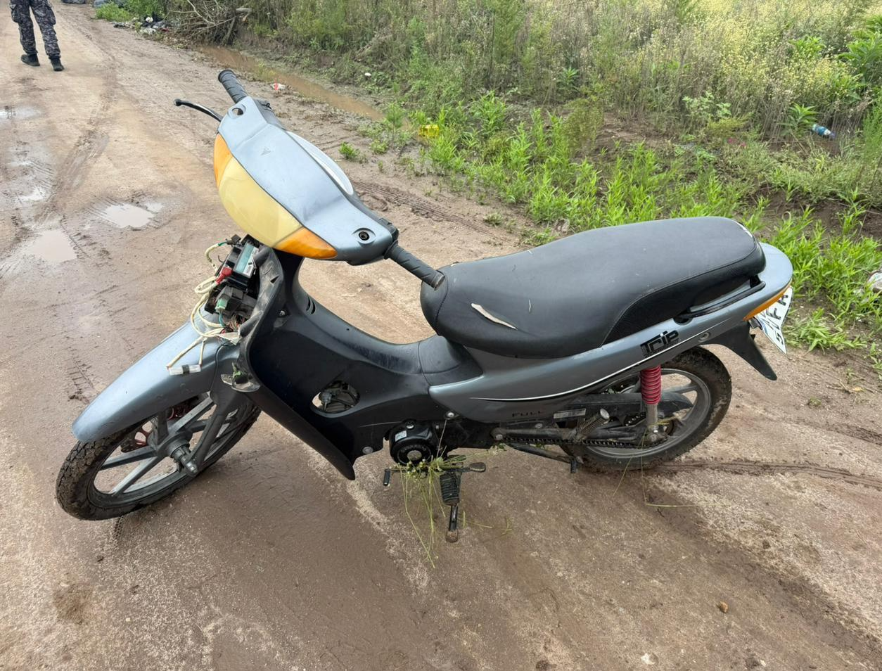 Lo atraparon mientras escondía entre los pastizales una moto robada