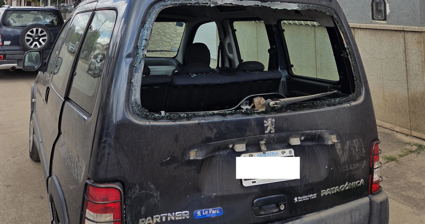 Persiguieron a un joven, le tiraron piedrazos y chocó: está en terapia intensiva