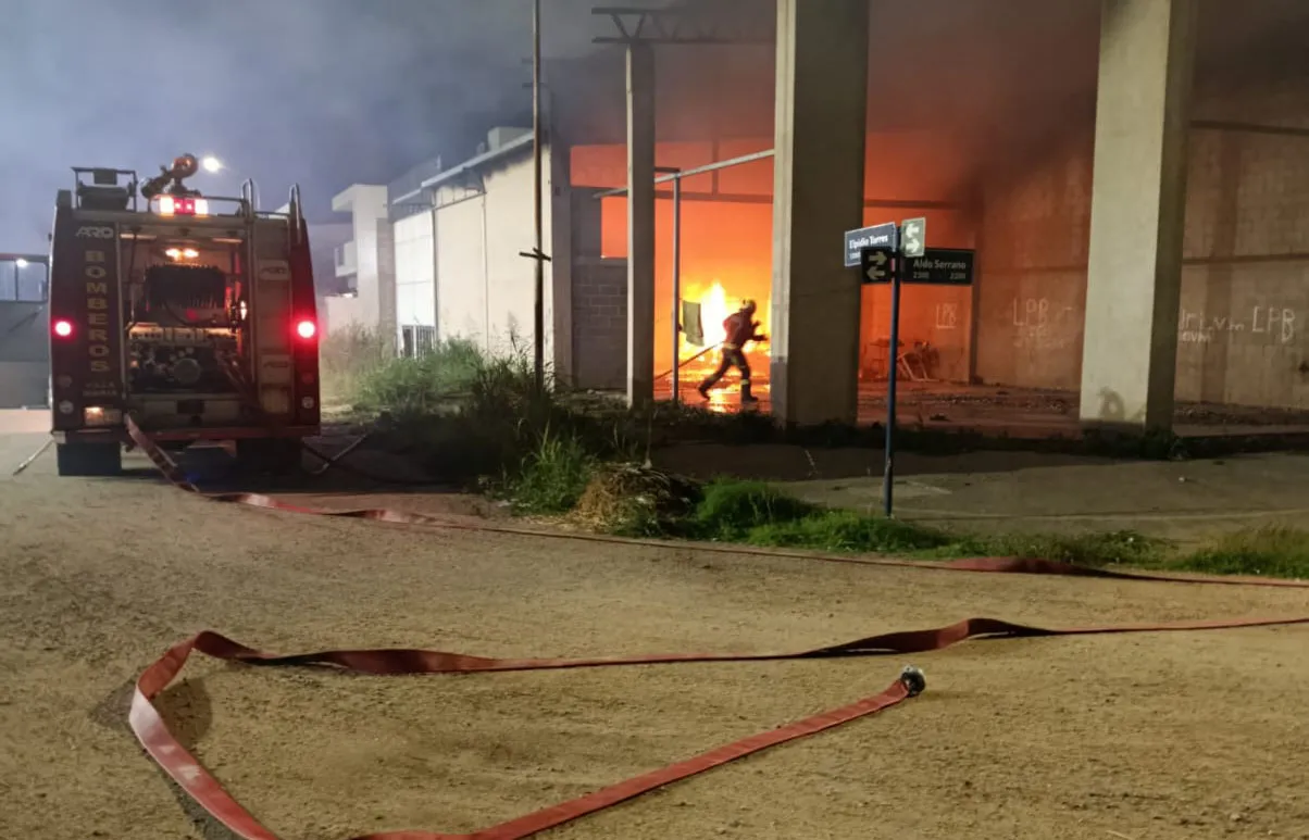 Se incendió un galpón semiabierto en barrio Ramón Carrillo