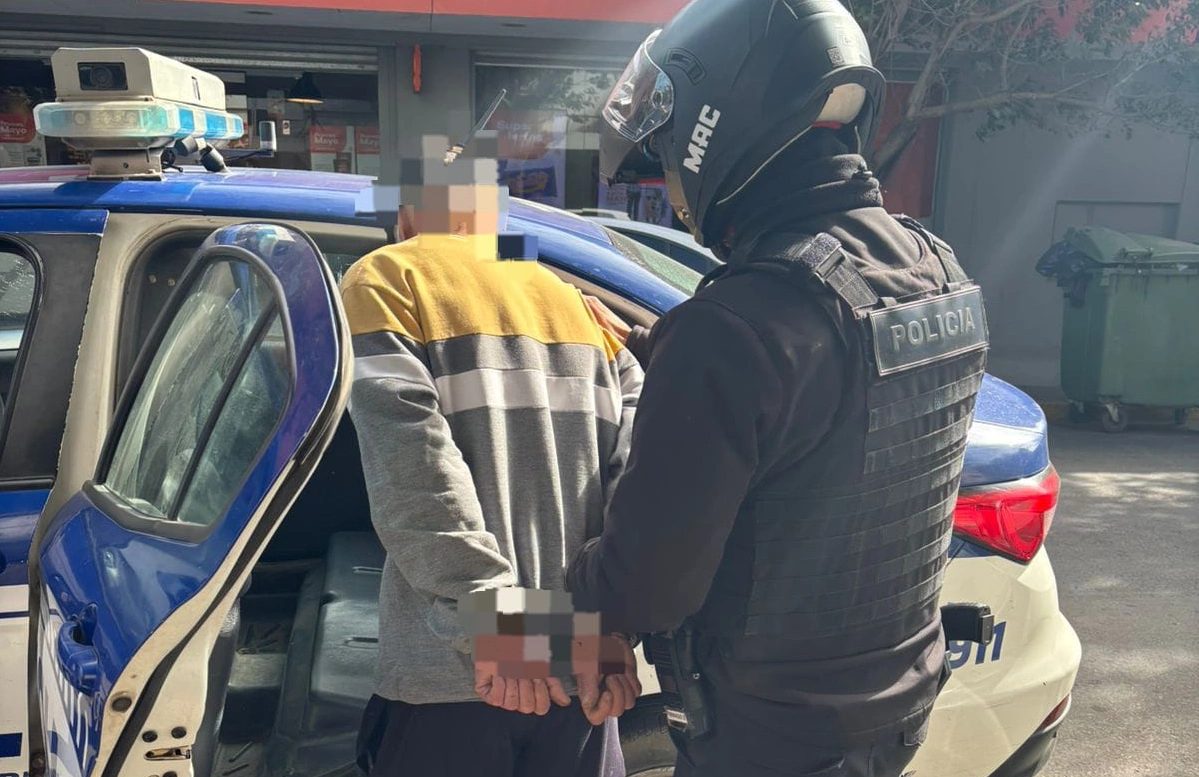 Un hombre intentó escapar del City Shop con artículos escondidos y lo detuvieron