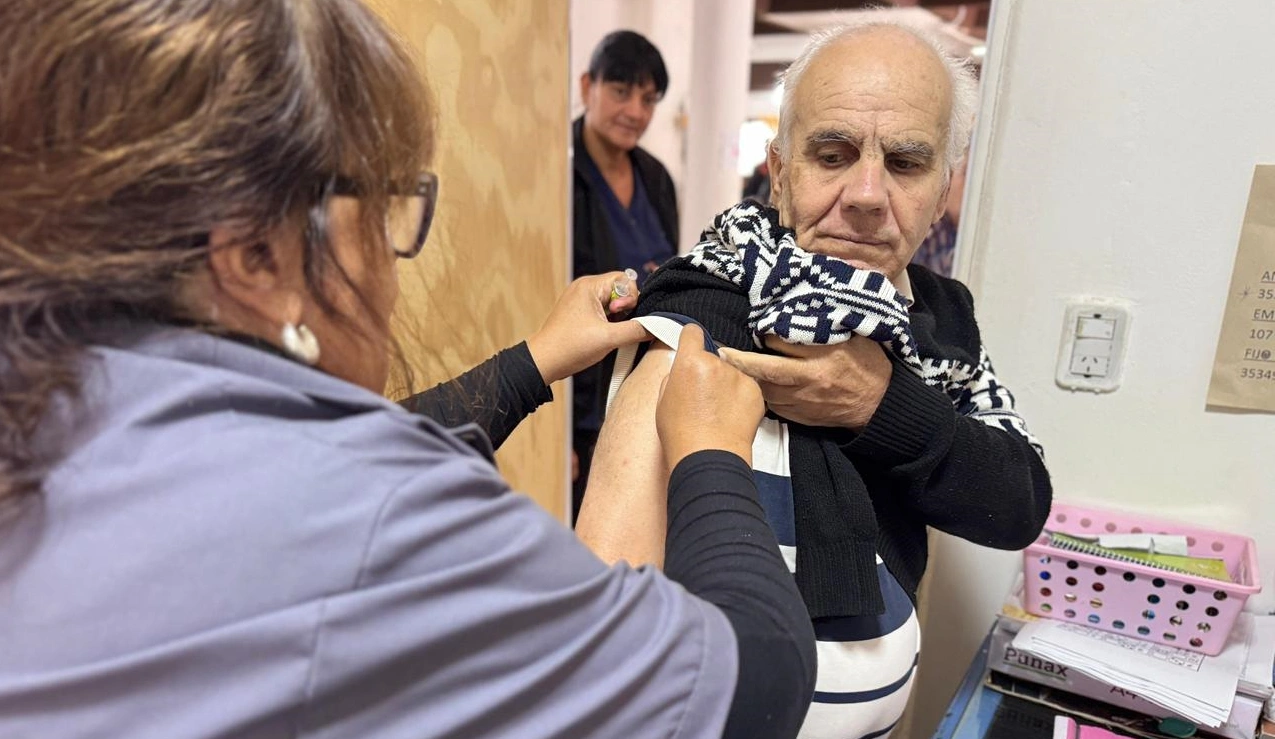 Se desarrolló una jornada de vacunación antigripal en el Hogar de Día de Villa Nueva