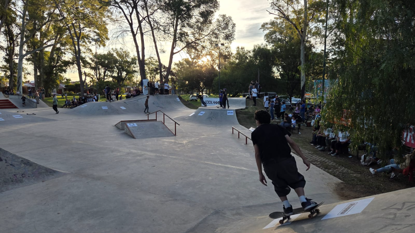 Más de 100 jóvenes participaron de una tarde de Skate en el Parque de Villa Nueva