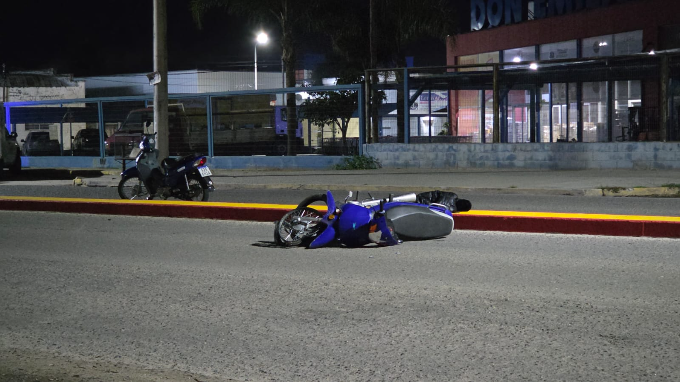 Murió un chico de 23 años que iba en moto al accidentarse sobre avenida Perón