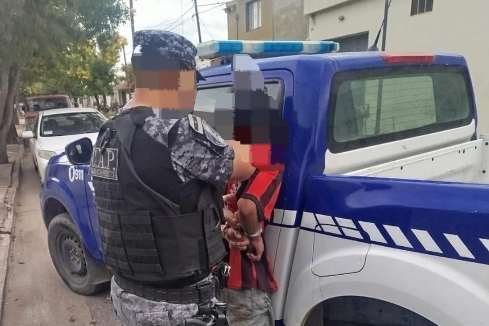 Intentó robar en una casa, el dueño lo vio y lo retuvo hasta que llegaron los policías
