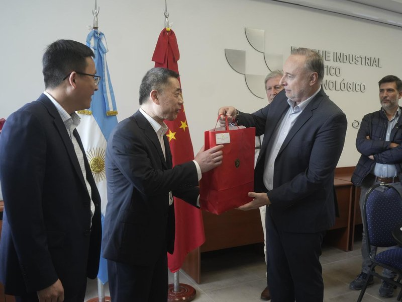 El intendente está en China hace 10 días y no hay información de su agenda