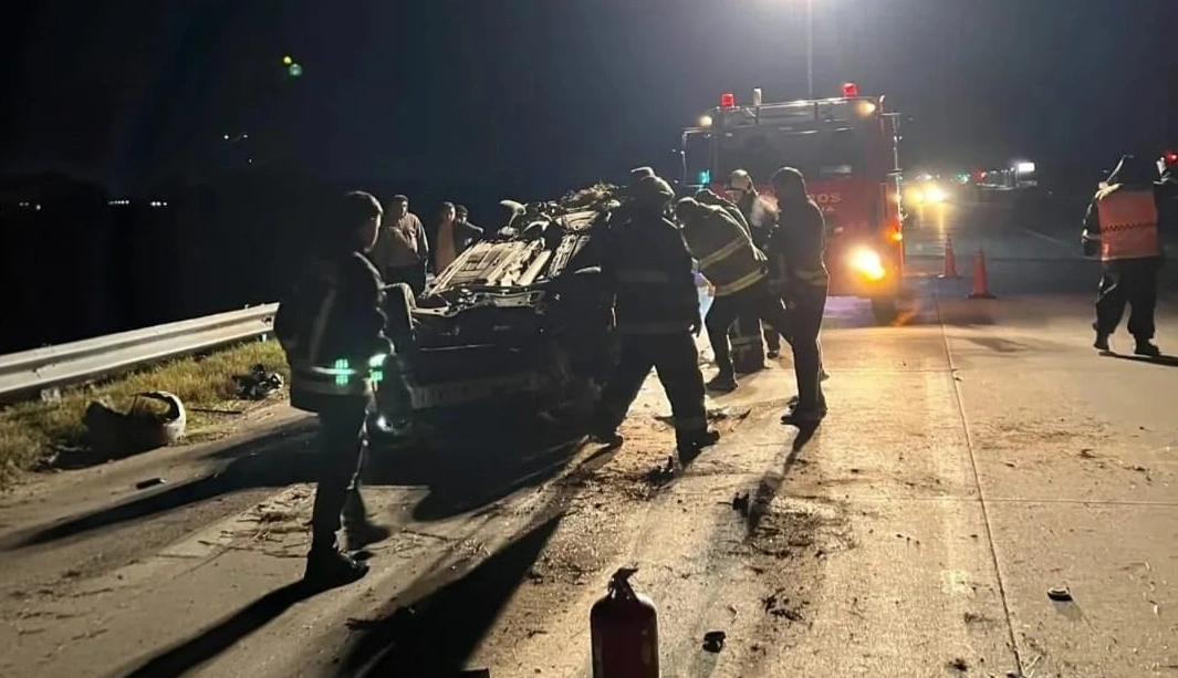 Se produjo el vuelco de un auto en la autopista y los ocupantes salieron ilesos