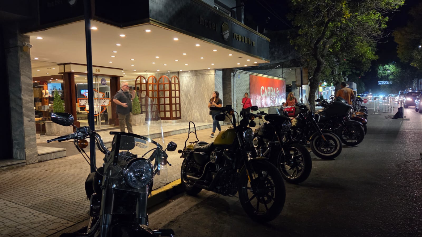 Mostraron sus motos Harley Davidson frente al Hotel República