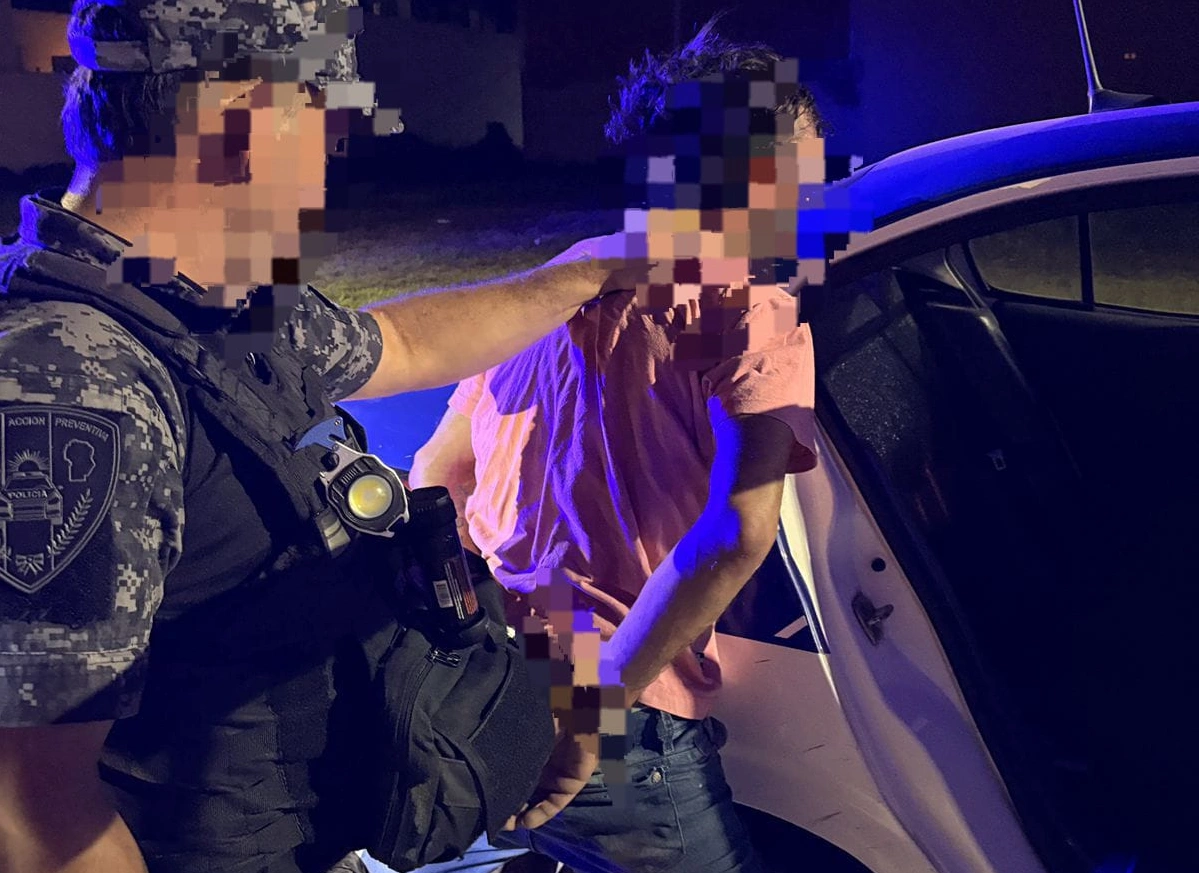 Robó un celular en una rotisería y policías lo detuvieron