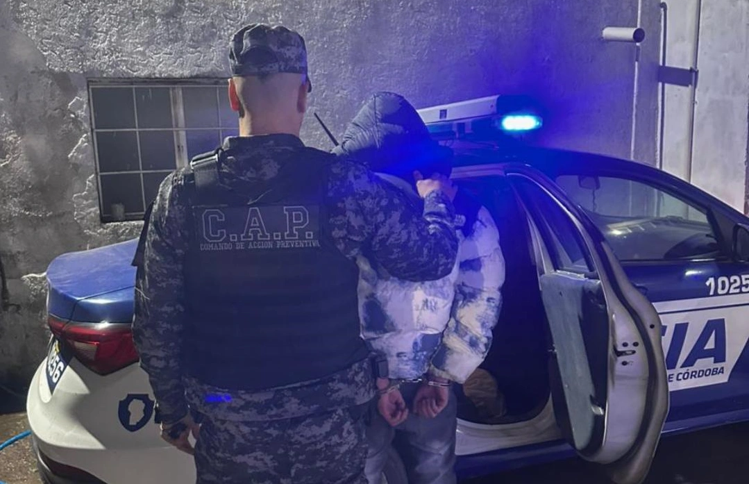 Lo detuvieron por generar disturbios y dañar un móvil de la Policía