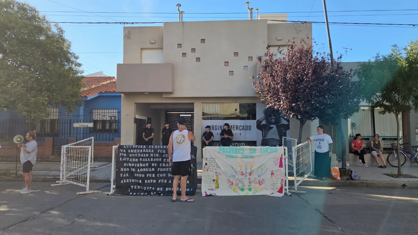 Cuestionaron la domiciliaria de Santi frente a su departamento