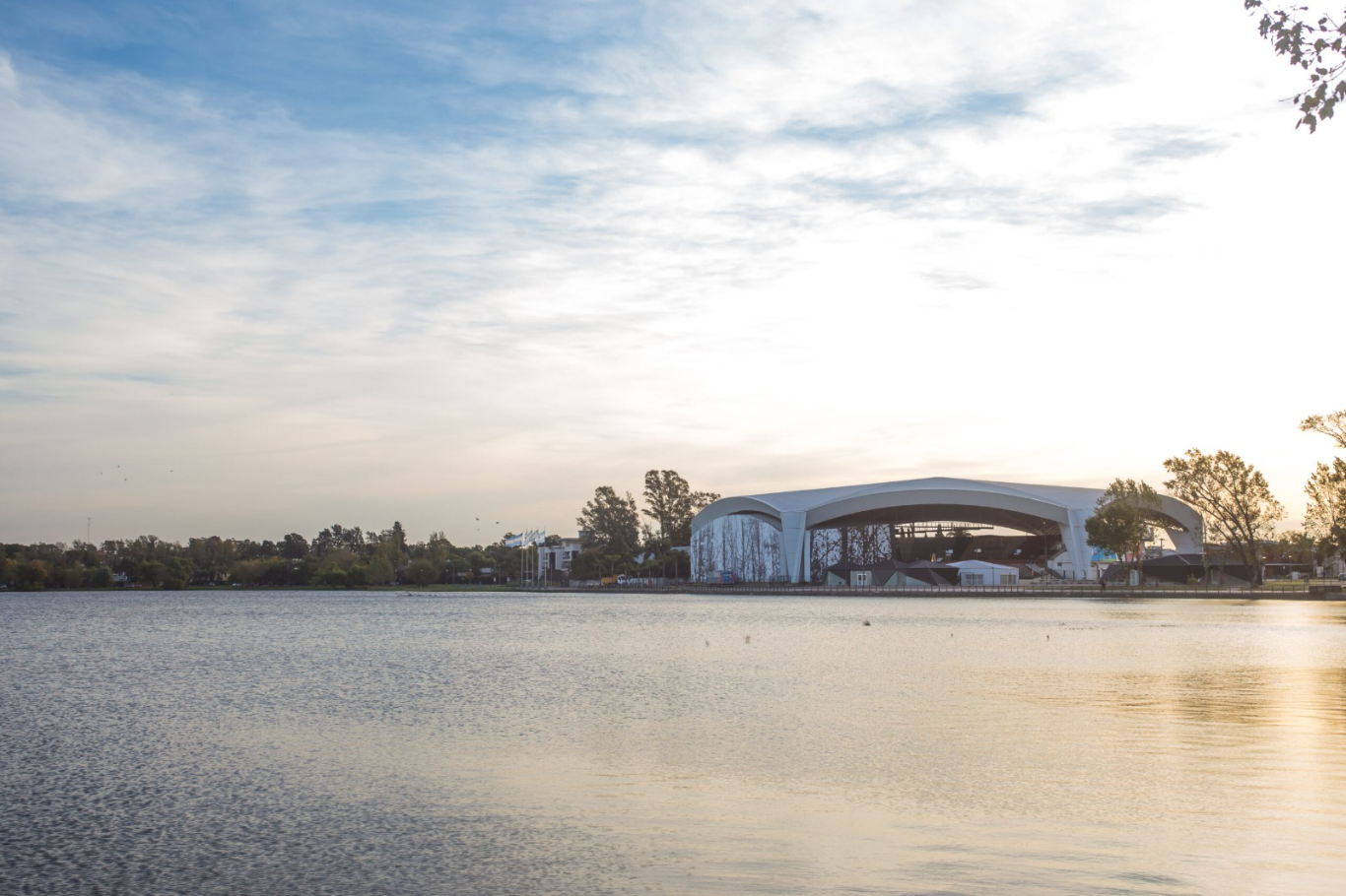 Bomberos rescataron a una mujer y a un menor en el Balneario Municipal