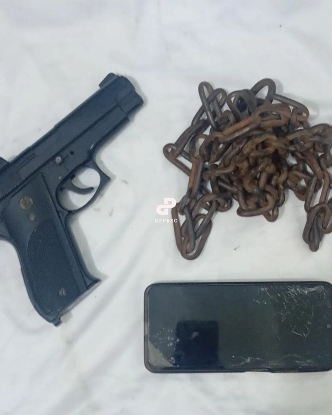 El chico que amenazó con un tiroteo se entregó acompañado por la madre en la escuela