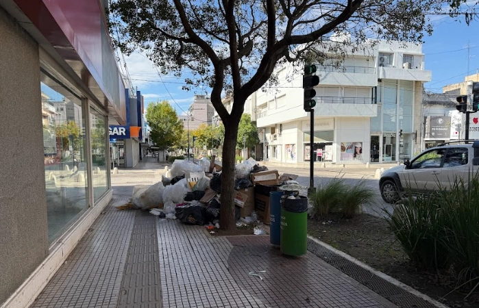 El Municipio sancionará a comercios del microcentro por haber arrojado basura a la calle