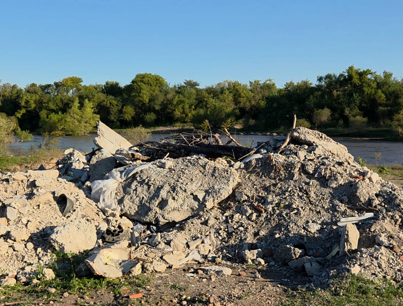 Es alarmante la extracción de arena y el depósito de escombros en zona de ribera