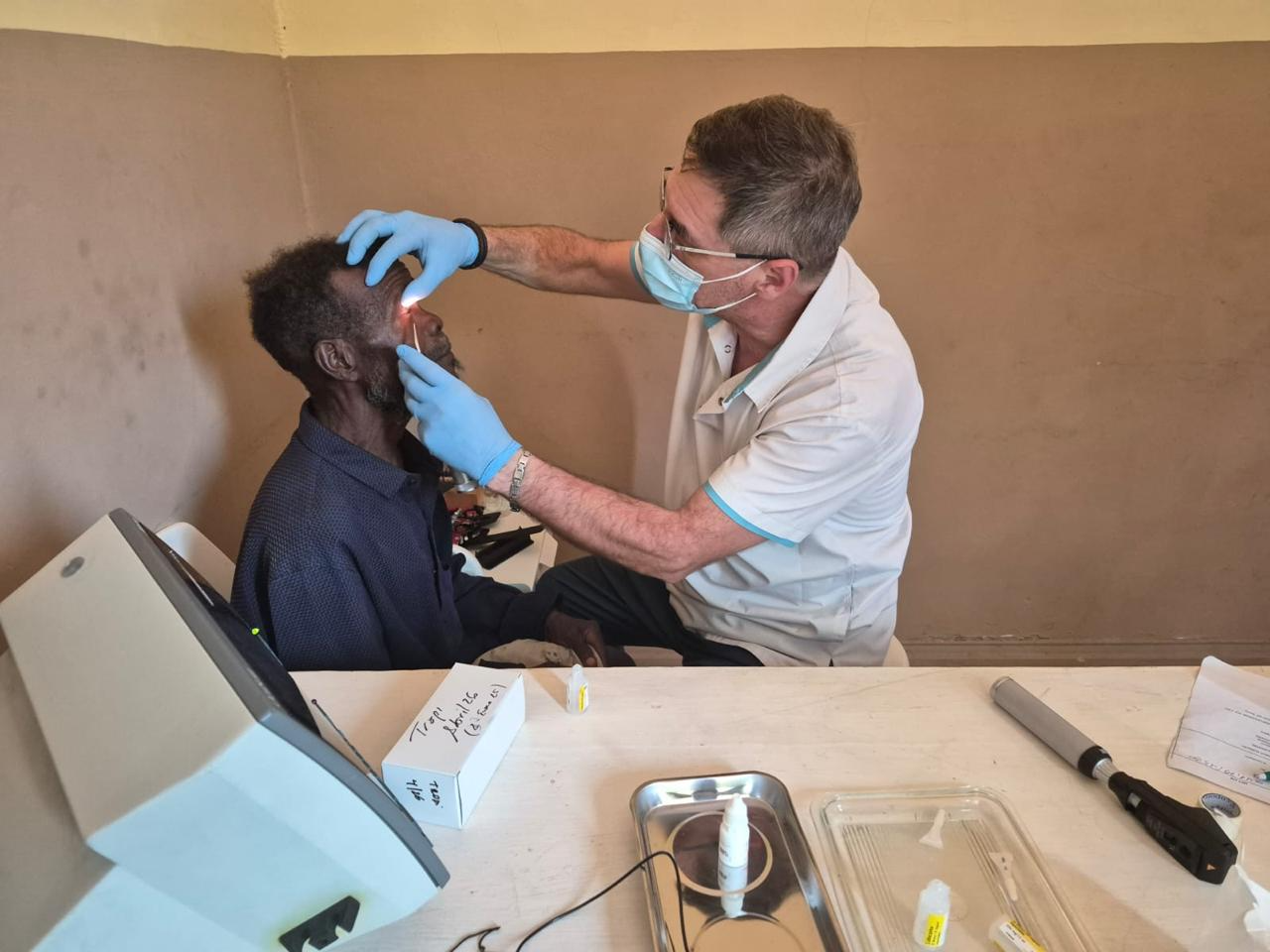 Docente de Óptica  de la UNVM participa de una misión humanitaria en África