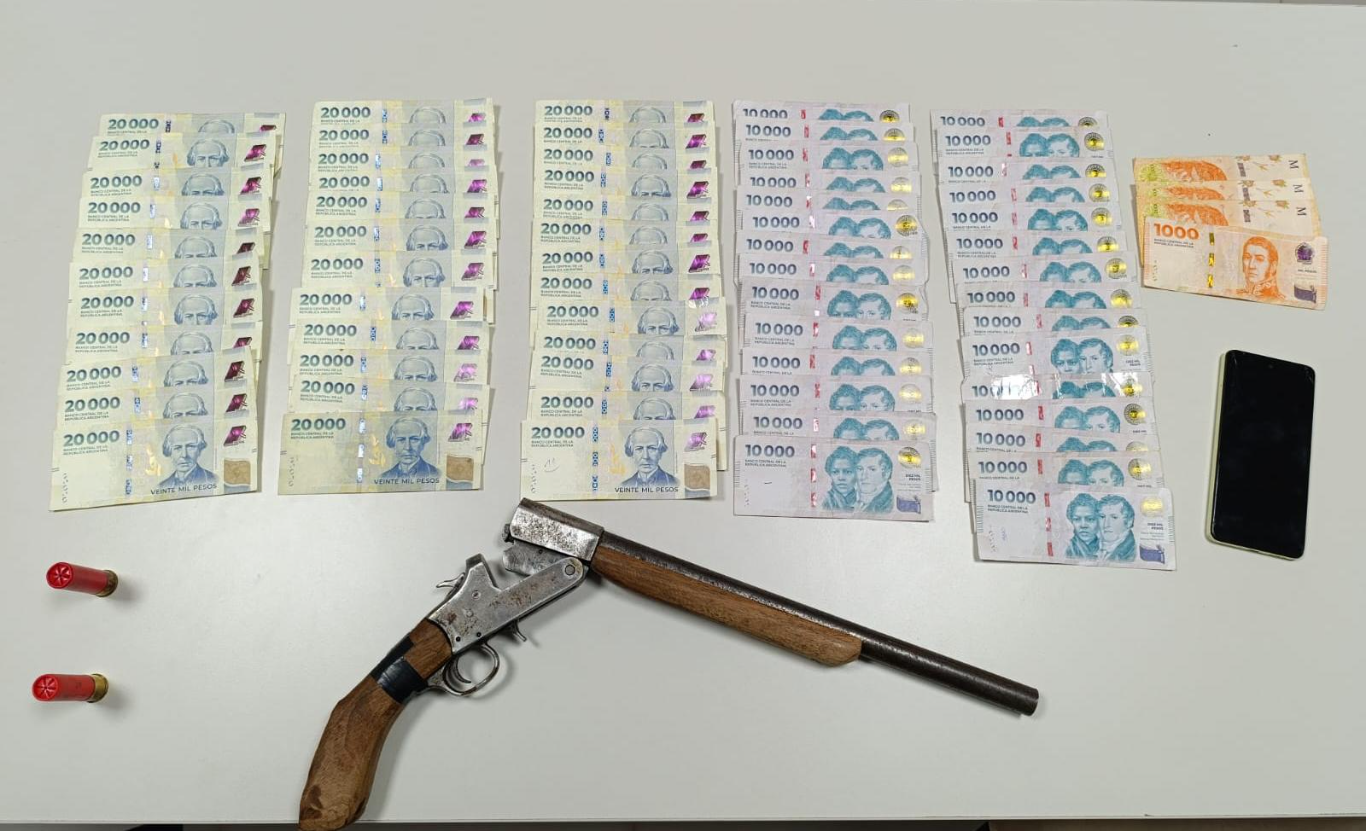 Los arrestaron en Etruria con más de un millón de pesos, una escopeta y cocaína
