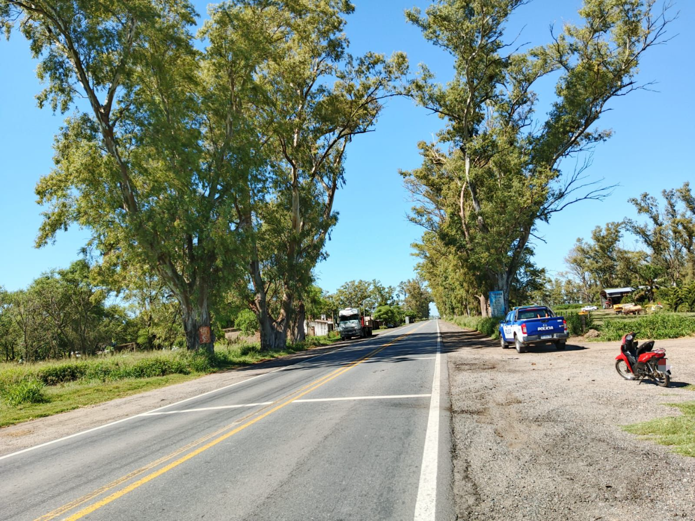 Cayó de la moto en la ruta y sufrió heridas graves