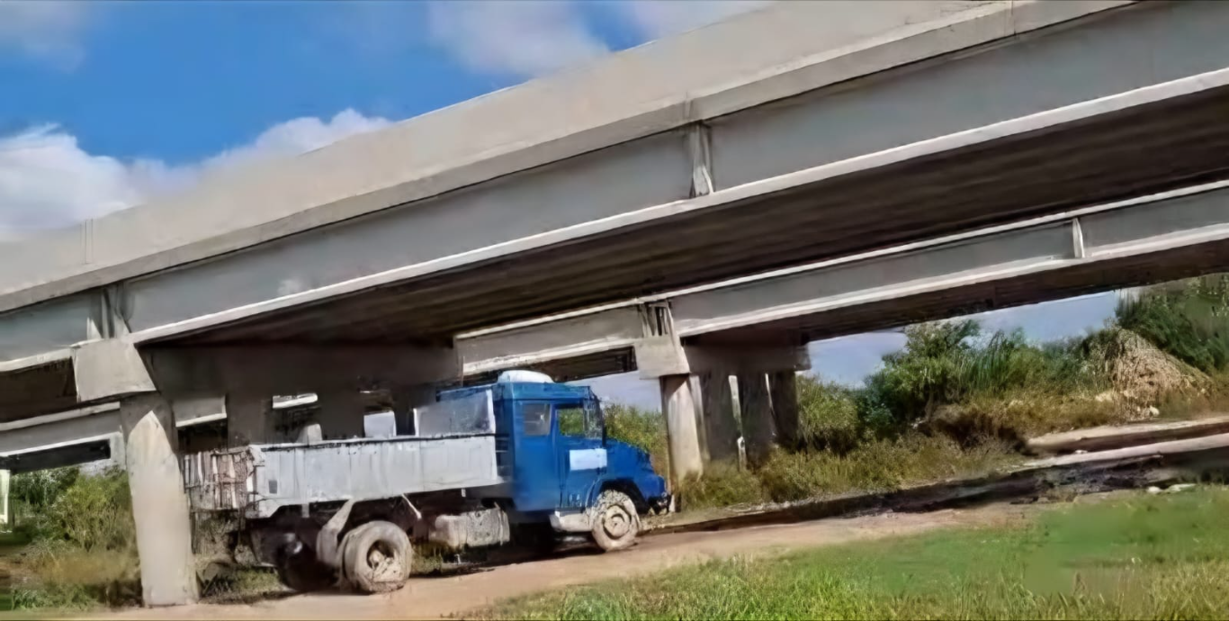 Vecinos denuncian que camiones extraen arena  y tiran basura en la zona del Puente Andino