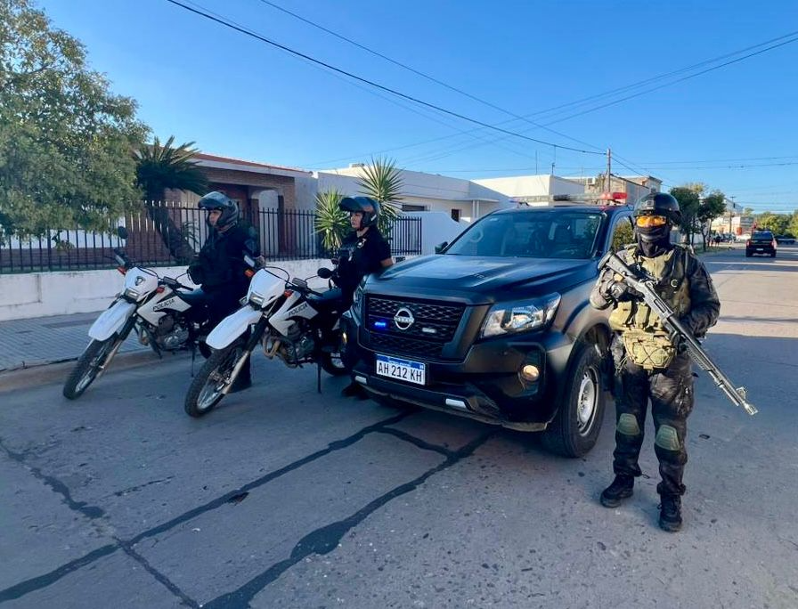 Allanaron en el barrio Villa del Parque, secuestraron marihuana y trasladaron a una mujer