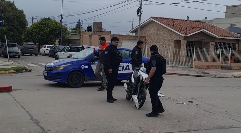 Sufrió traumatismos y una posible fractura  tras chocar en moto