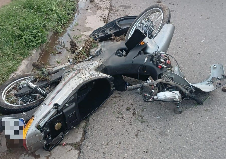 Dos mujeres de 25 años cayeron de una moto y una murió