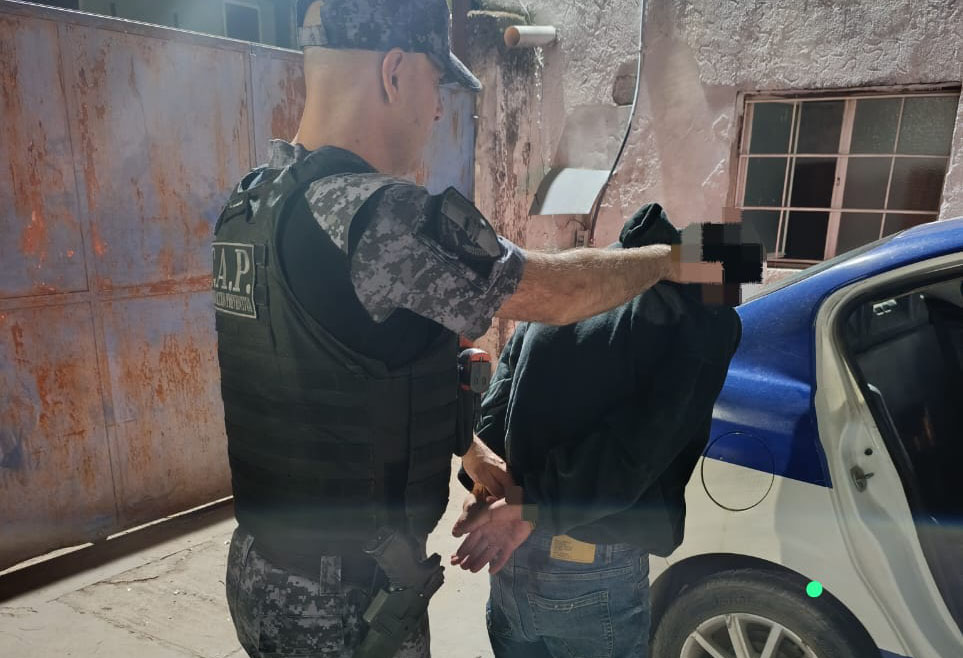 Lo sorprendieron mientras robaba dinero de la caja registradora de un negocio y fue arrestado