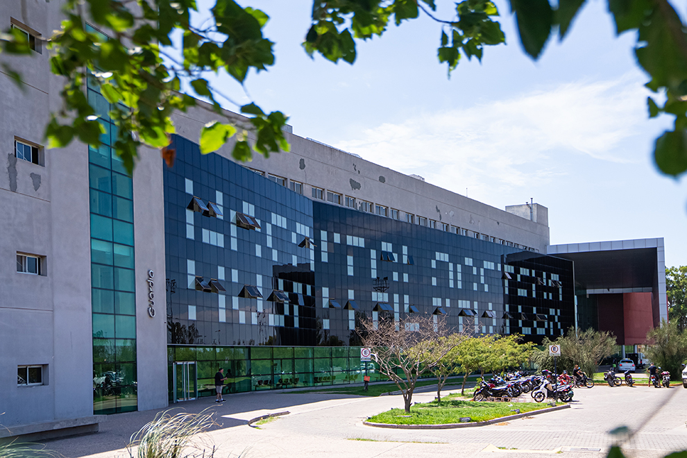 Sufrió una posible luxación de hombro tras caer de la moto