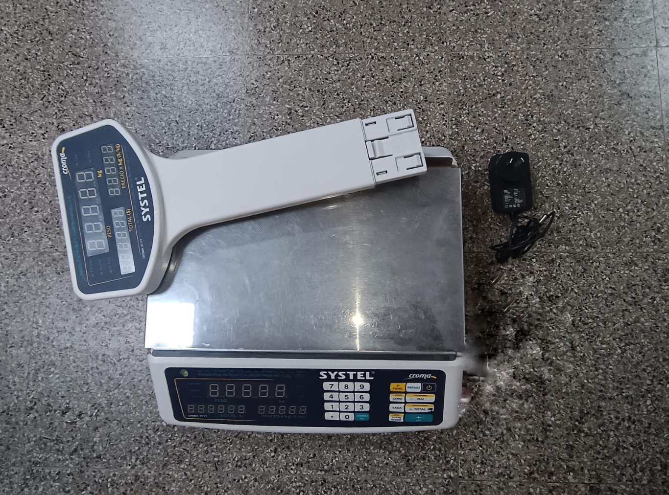 Detuvieron a un joven con la balanza robada en la pescadería