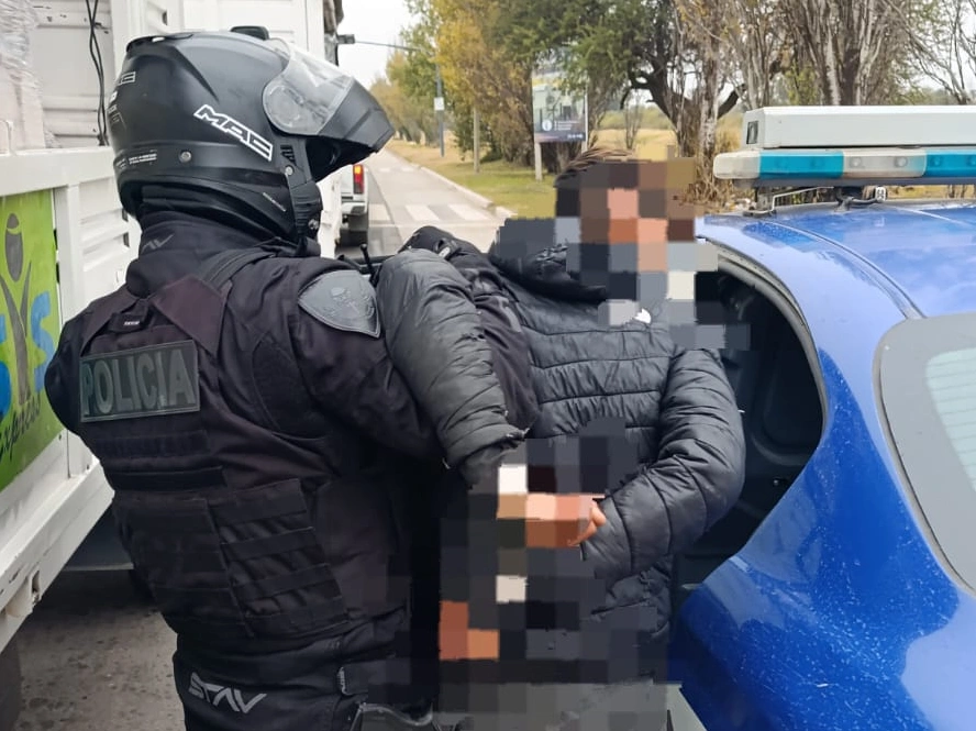 Detuvieron a un limpiavidrios por tirarle agua y piedras a los vehículos
