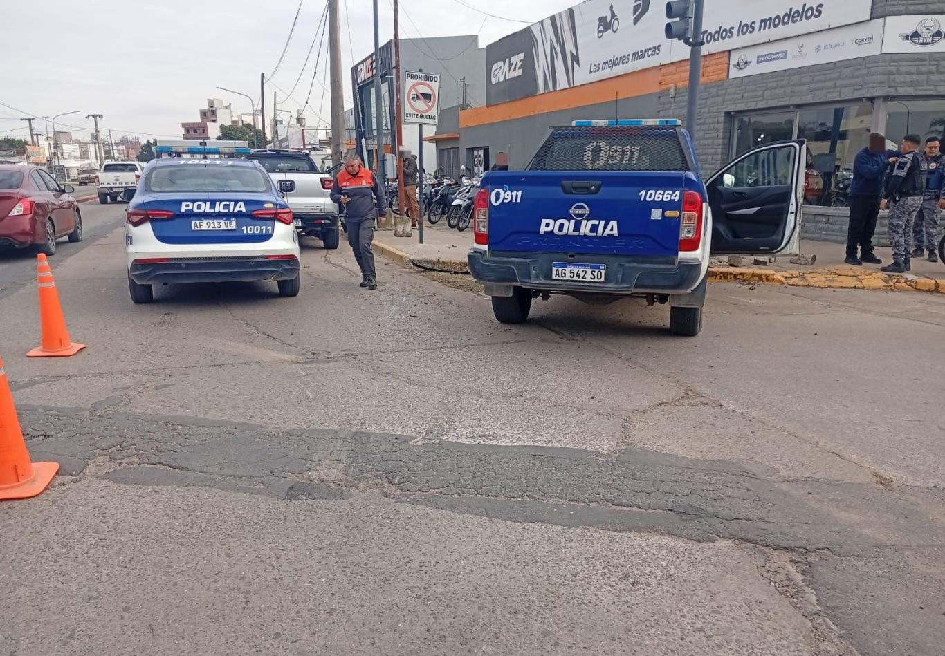 Chocó un móvil policial y una agente sufrió lesiones