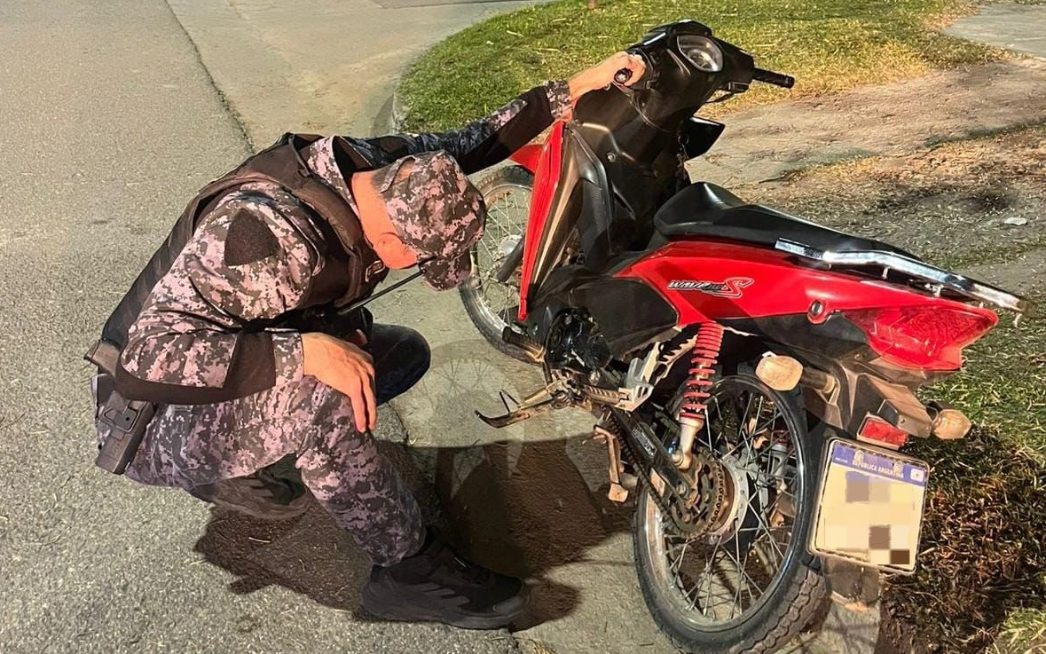 Al escapar en moto de un control dañaron un móvil policial y fueron detenidos