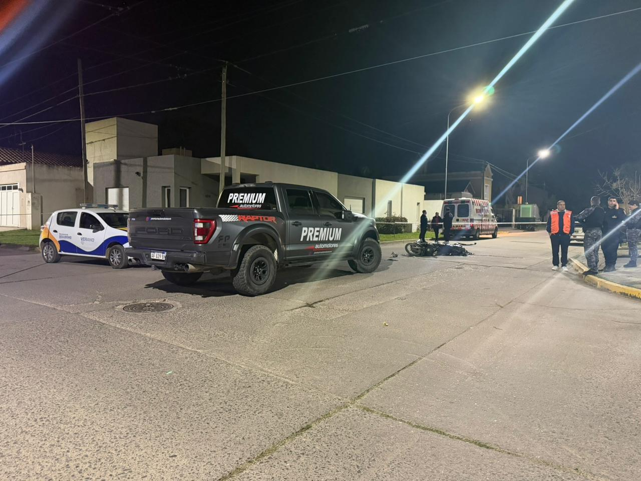 Murió un hombre al chocar en moto contra una camioneta