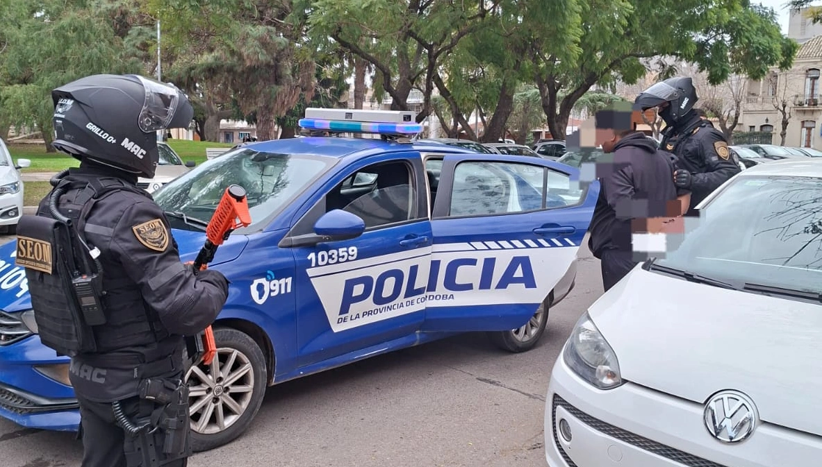 Robaron en una tienda de indumentaria y en una farmacia y los atraparon