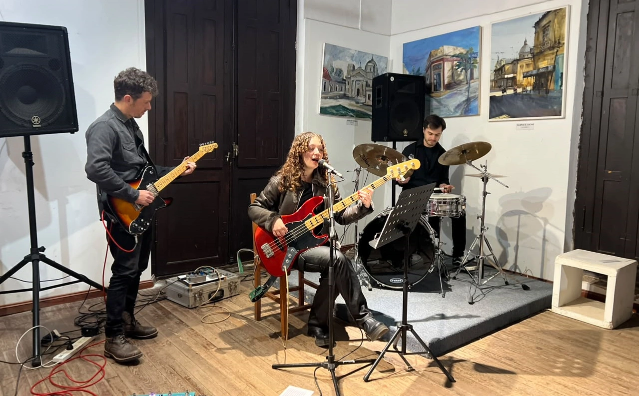 Anita Coschica y Lado B presentaron sus proyectos musicales en Villa Nueva