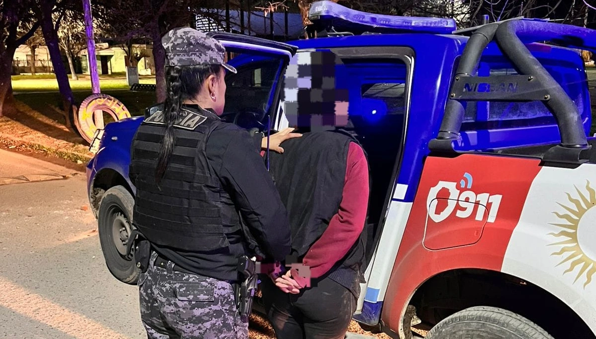 Fueron a la casa de su madre, le rompieron la puerta y la golpearon