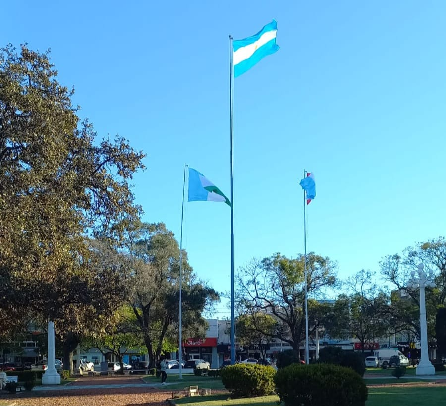 Finalmente colocaron las banderas en la Plaza Centenario