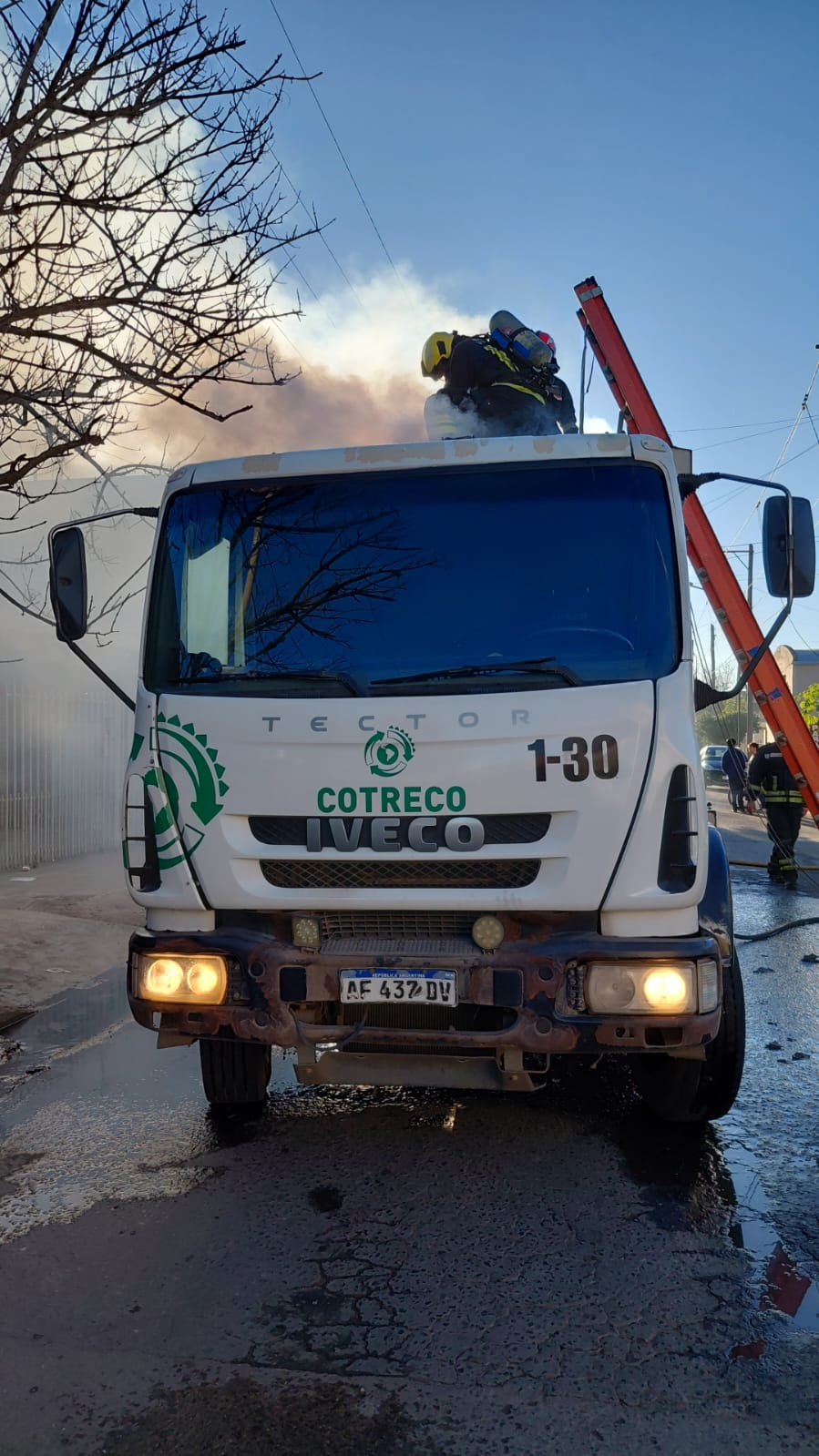 Se incendió la caja compactadora de un camión de basura