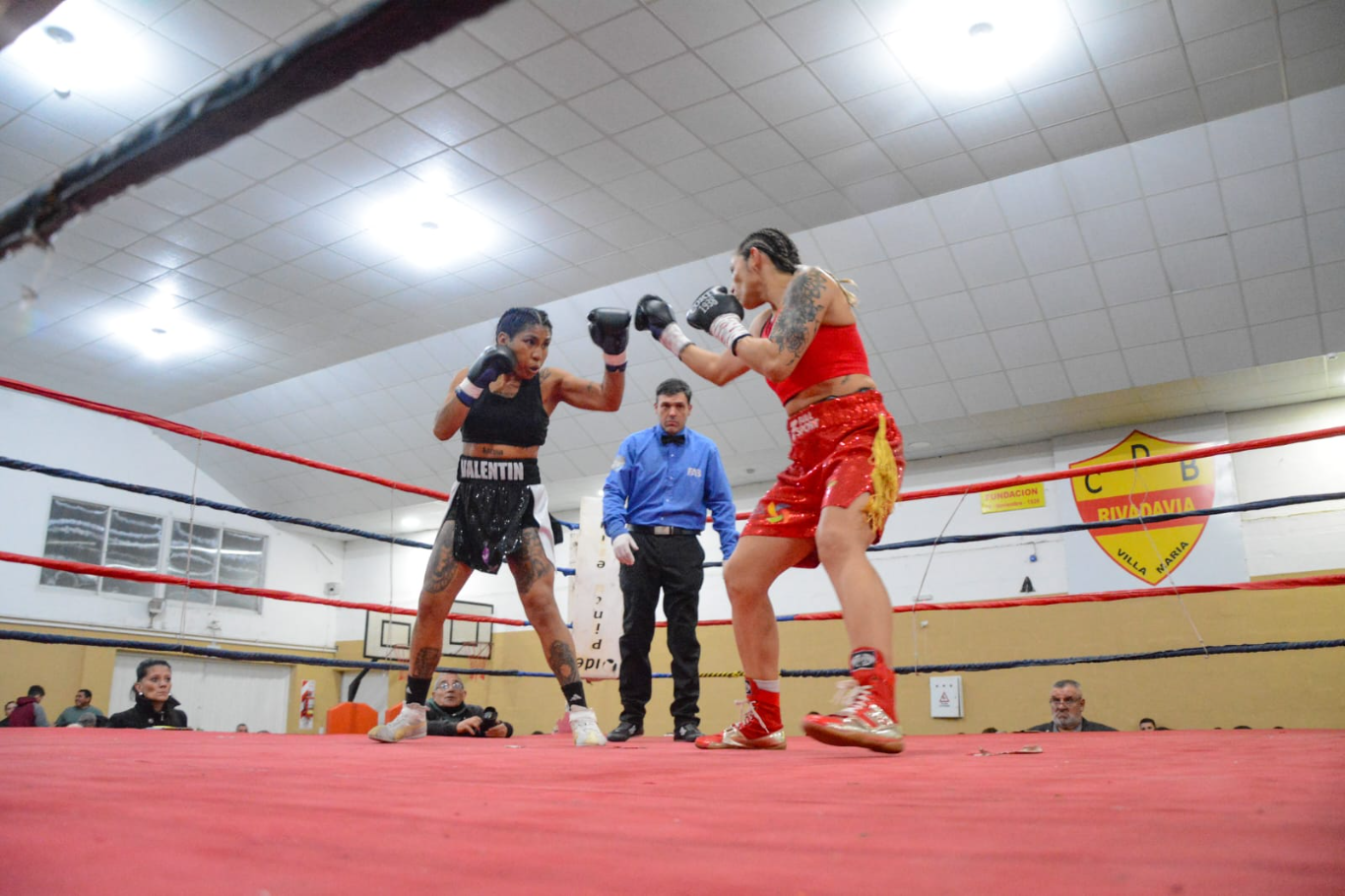 La boxeadora local Juliana Basualdo venció a la salteña Érica Aramayo