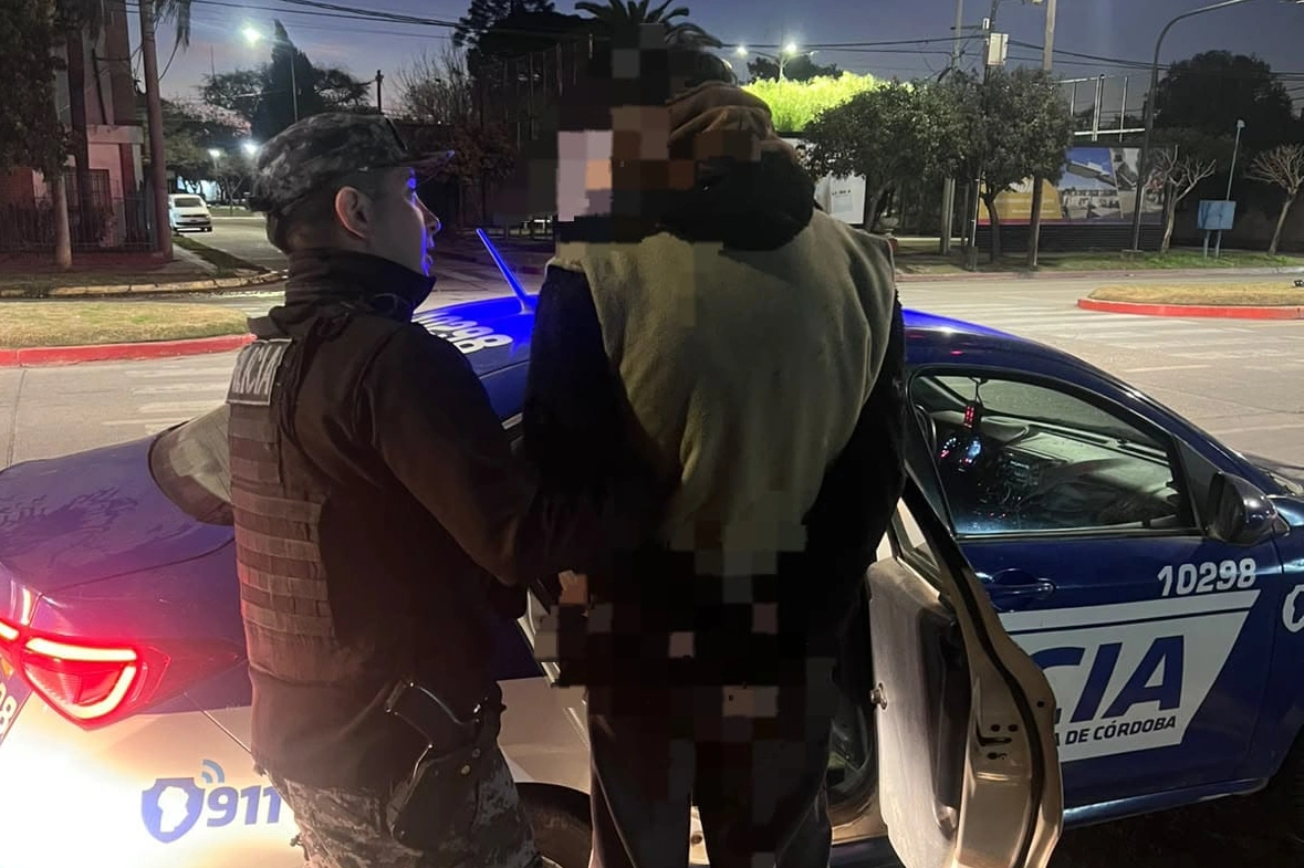 Los detuvieron por realizar tareas de limpieza de parabrisas en la calle