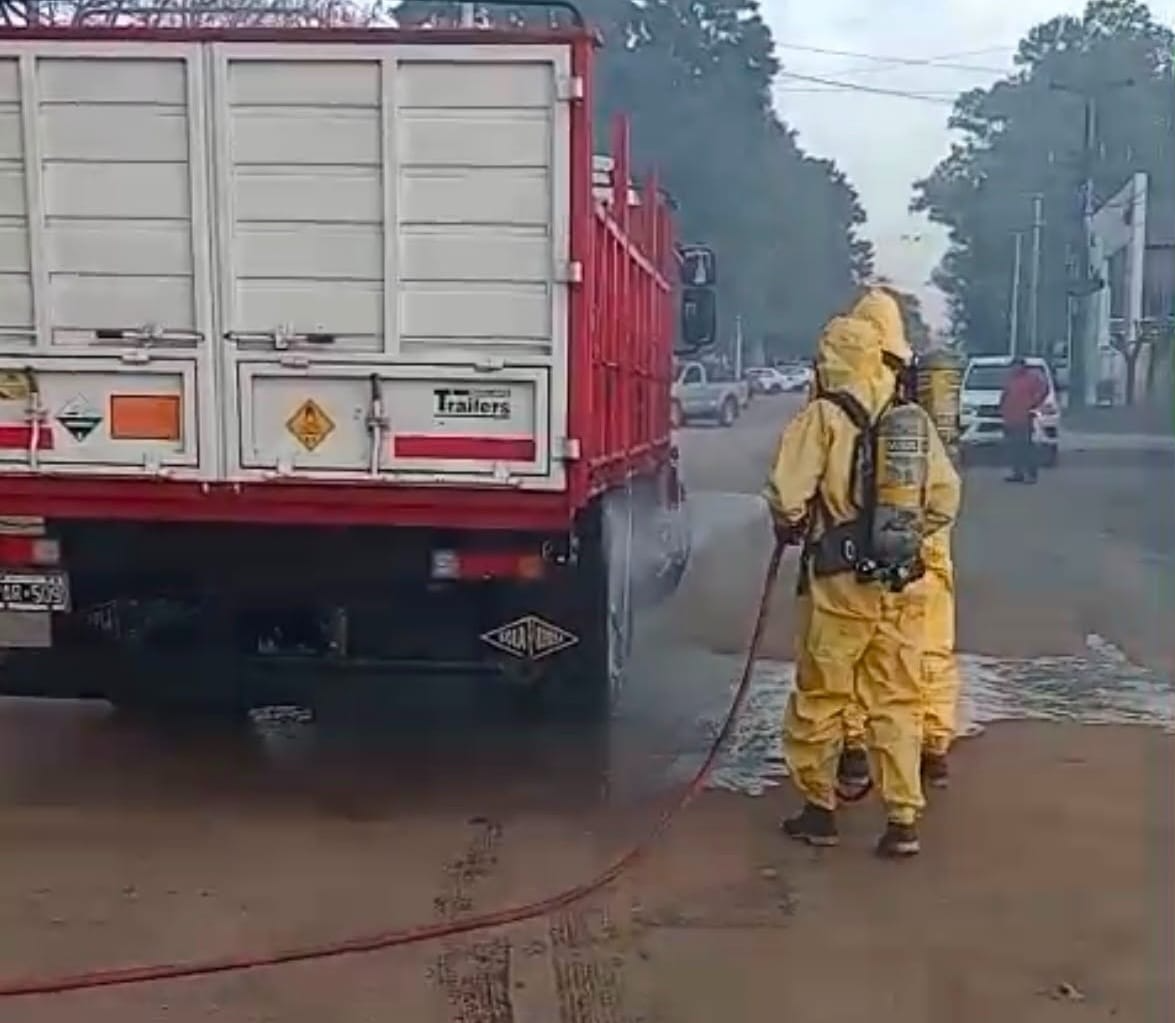 Se derramaron 1.000 litros de ácido nítrico en barrio Las Playas